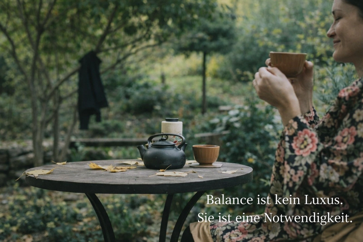 Collage natürlicher Methoden zur Senkung von Cortisol – Aufenthalt in der Natur, Meditation, gesunde Ernährung, Ruhe