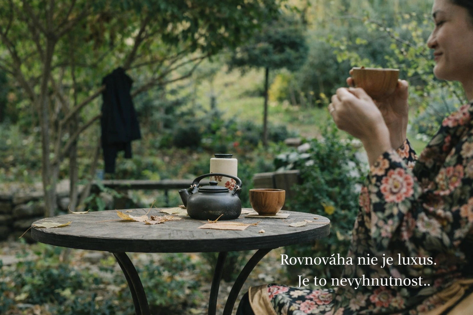 Koláž prirodzených spôsobov zníženia kortizolu – pobyt v prírode, meditácia, zdravá strava, pokoj