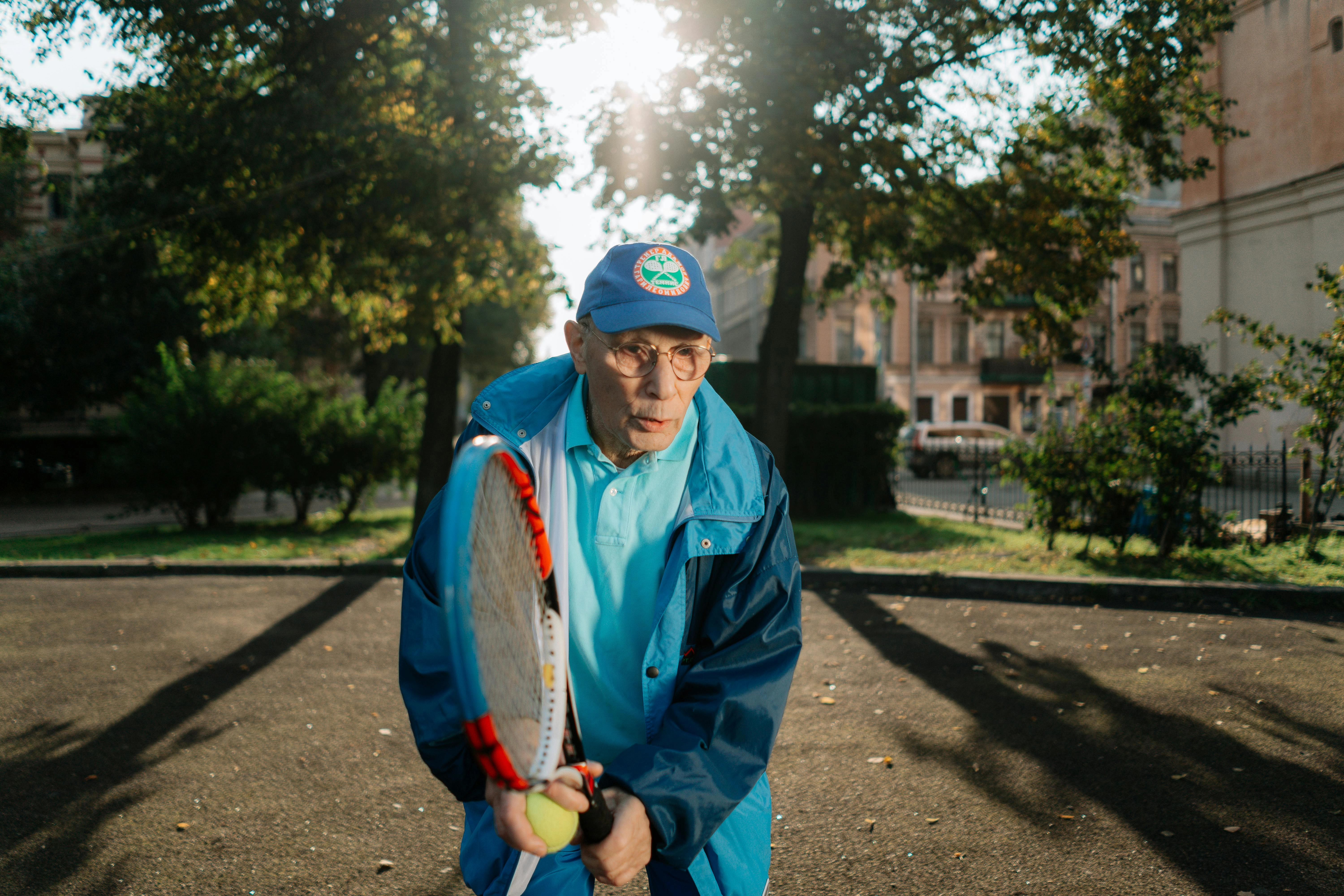 Muž staršího věku hrající rekreačně tenis